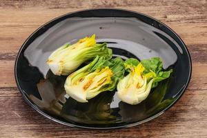 ensalada vegana de bok choy a la parrilla foto