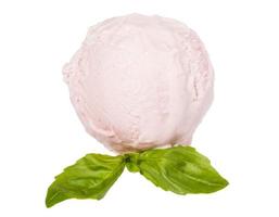 bola de helado de fresa desde arriba sobre fondo blanco con hoja de menta foto