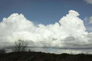 nubes blancas en el cielo. nubes de verano sobre el paisaje. foto