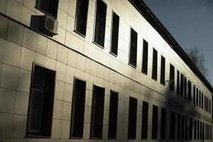 edificio con ventanas. hospital de la ciudad. foto