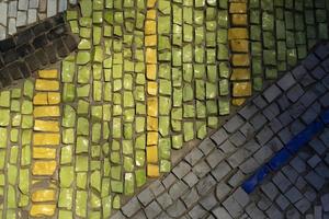 pequeños azulejos. mosaico en la pared. imagen de fragmentos. foto