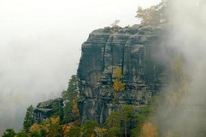 vista de piedra caliza de otoño foto