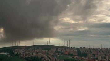 Antenas transmisoras de tv y gsm de 8k de la ciudad bajo nubes oscuras y sombrías video