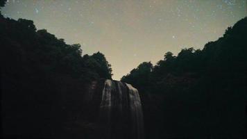 8k Wasserfall im Wald bei sternenklarer Nacht video