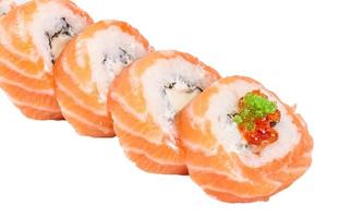 sushi japonés comida tradicional japonesa.rollo de salmón, cavair rojo, huevas y nata foto