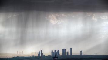 Lluvia de 8k frente a un fondo soleado. video