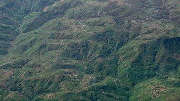 vue aérienne 8k des sommets enneigés des montagnes des pyrénées entourées de forêts video