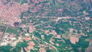 Vista aérea de 8k desde la ventana del avión de la ciudad en la llanura cubierta de campos video