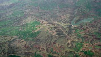 aereo Visualizza di il diga lago e marmo pietra cava nel terrestre geografia a partire dal il aereo finestra video