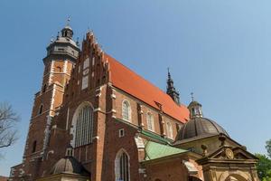 cracovia - la iglesia del corpus christi fue fundada por kasimirus iii el grande alrededor de 1340. la fachada tiene un gablete gótico mientras que la decoración del interior es barroca foto