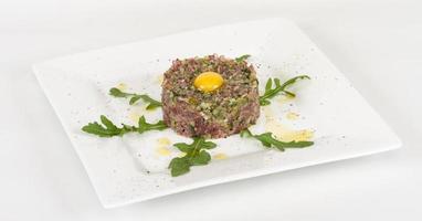 Steak tartar con huevo foto