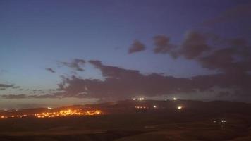 8k lever de soleil derrière la colline du matin video