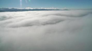 8k au-dessus des nuages depuis le sommet de la montagne video