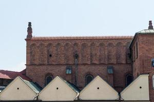 antigua sinagoga en el histórico distrito judío de kazimierz de cracovia, polonia foto