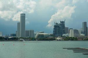 edificios en el horizonte de singapur foto