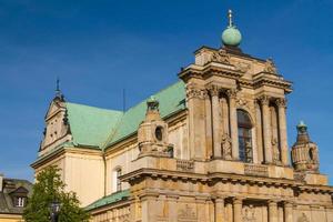 varsovia, polonia - iglesia carmelita en la famosa calle krakowskie przedmiescie. arquitectura neoclásica. foto