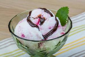 helado con choco y hojas de menta foto