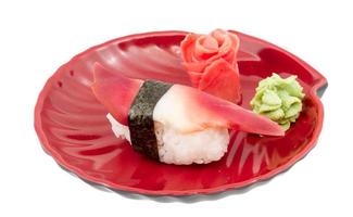 sushi de moluscos hokkigai sobre fondo blanco foto