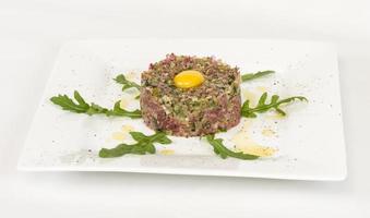 Steak tartar con huevo foto