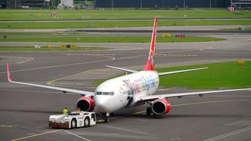 amsterdam, de nederländerna juli 29, 2017 - corendon dutch flygbolag boeing 737 ph cdf bogsering innan avresa. shiphol flygplats, amsterdam, holland video