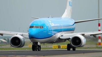 amsterdam, de nederländerna juli 25, 2017 - klm boeing 787 dreamliner ph bgd taxning innan avresa på bana 36l polderbaan. shiphol flygplats, amsterdam, holland video