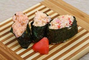 sushi gunkan sobre tablero de madera y fondo de madera foto