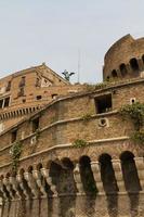 el mausoleo de hadrian, generalmente conocido como el castel sant'angelo, roma, italia foto