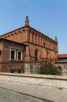 antigua sinagoga en el histórico distrito judío de kazimierz de cracovia, polonia foto