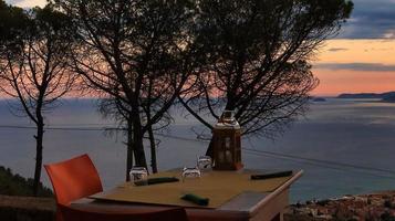 mesas de un restaurante con una hermosa vista al mar en un restaurante ligur occidental en borgio verezzi, durante el verano de 2022 foto