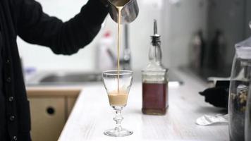 barista preparazione un' delizioso tazza di caffè video