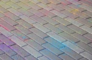 losas de pavimentación multicolores, recubiertas de polvo con colores secos en el festival holi foto