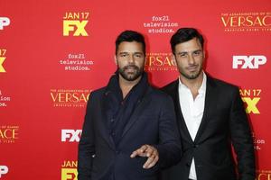 los angeles 8 de enero - ricky martin, martim yosef en el asesinato de gianni versace - proyección de estreno de american crime story en el arclight theater el 8 de enero de 2018 en los angeles, ca foto