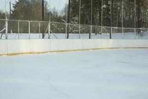 pista de hielo en invierno. lugar para patinar sobre hielo. junta de arena deportiva. foto