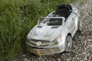 coche para niños en la carretera. coche para niño. niño de juguete. foto