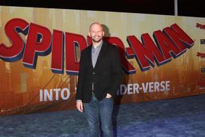 los angeles 1 de diciembre - jon cryer at the spider man - into the spider verse estreno en el teatro del pueblo el 1 de diciembre de 2018 en westwood, ca foto