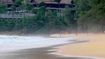 sakhu phuket tailandia 2018 naithon beach bay panorama con agua turquesa clara phuket tailandia. video