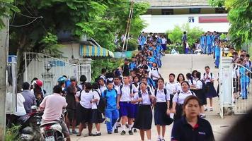 koh samui surat thani tailândia 2018 crianças tailandesas em uniforme escolar saem da escola koh samui tailândia. video