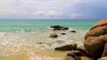 panorama de la bahía de la playa de naithon con agua turquesa clara phuket tailandia. video