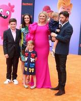 los angeles 27 de abril - remington alexander blackstock, savannah blackstock, kelly clarkson, river rose blackstock, brandon blackstock, seth blackstock en el estreno de los muñecos feos en regal la live el 27 de abril de 2019 en los angeles, ca foto