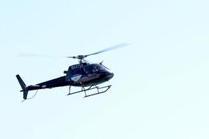 los angeles 4 de mayo - top gun maverick helicopter lleva a tom cruise al estreno mundial en top gun - maverick estreno mundial en uss midway el 4 de mayo de 2022 en san diego, ca foto