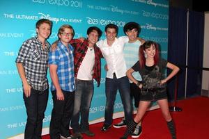 los angeles, 19 de agosto: miembros del elenco aleatorios, incluidos tiffany thornton, doug bruchu, sterling knight, allisyn ashley arm en la expo d23 2011 en el centro de convenciones de anaheim el 19 de agosto de 2011 en anaheim, ca foto