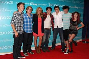 los angeles, 19 de agosto: miembros del elenco aleatorios, incluidos tiffany thornton, doug bruchu, sterling knight, allisyn ashley arm en la expo d23 2011 en el centro de convenciones de anaheim el 19 de agosto de 2011 en anaheim, ca foto