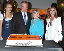 los angeles 7 de febrero - melissa ordway, eric braeden, marla adams, tracey bregman en la celebración del 40 aniversario de eric braeden sobre los jóvenes y los inquietos en la ciudad de la televisión el 7 de febrero de 2020 en los angeles, ca foto