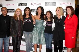 los angeles oct 6 - deepak chopra, melissa etheridge, namrata singh gujral, barbara mori, jasmine cooper, olivia newton john, morgan brittany llega al evento en vivo 1 a minute en la universidad de woodbury el 6 de octubre de 2010 en burbank, ca foto