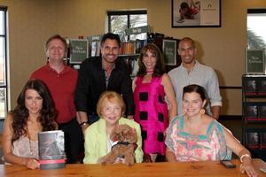 los angeles, 8 de julio - fila trasera - michael maloneu, don diamont, kate linder, bryton james fila delantera - jacqueline macinnes wood, lee p bell, joy, heather tom en el william j. bell biografia booksigning en barnes and noble el 8 de julio de 2012 en costa mesa, ca foto