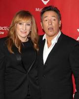 los angeles, 8 de febrero - patti scialfa, bruce springsteen llega a la gala de la persona musicares del año 2013 en honor a bruce springsteen en el centro de convenciones de los angeles el 8 de febrero de 2013 en los angeles, ca foto