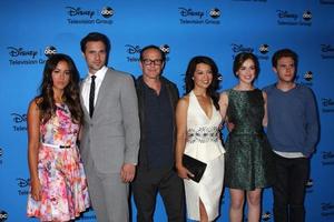 los angeles, 4 de agosto - chloe bennet, brett dalton, clark gregg, ming-na wen, elizabeth henstridge, iain de caestecker llega a la fiesta abc summer 2013 tca en el beverly hilton hotel el 4 de agosto de 2013 en beverly hills, ca foto