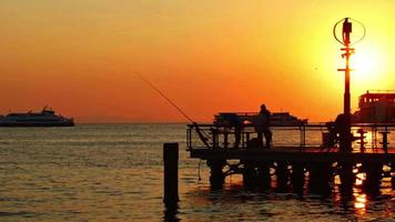 pescadores al atardecer video