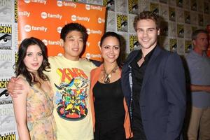 san diego, 22 de julio - grace phipps, ki hon leem, alyssa diaz, grey damon en la convención comic-con de 2011, día 2 en el centro de convenciones de san diego el 22 de julio de 2010 en san diego, ca foto