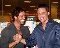 los angeles, 19 de noviembre - shawn christian, jay johnson en el lanzamiento del libro y la firma de los dias de nuestras vidas 45 años - una celebracion en fotos y un secreto en salem en la libreria barnes and noble, the grove el 19 de noviembre de 2010 en los angeles , ca